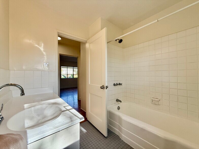 Building Photo - 5262 Village Grn