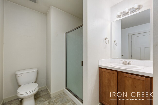 Building Photo - Open Floorplan Townhome with 3 suites