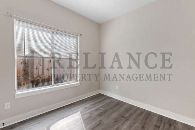 Building Photo - 914 W Onewood Pl