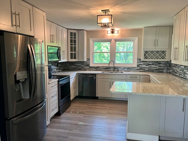 Kitchen - 2108 Valley Ln