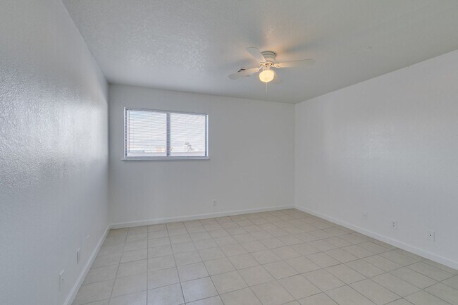 Building Photo - 6987 Mendon Ln