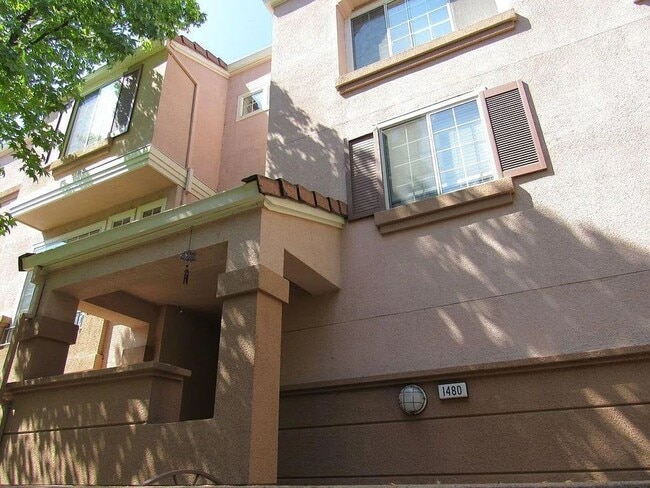 Building Photo - 1480 Los Buellis Way