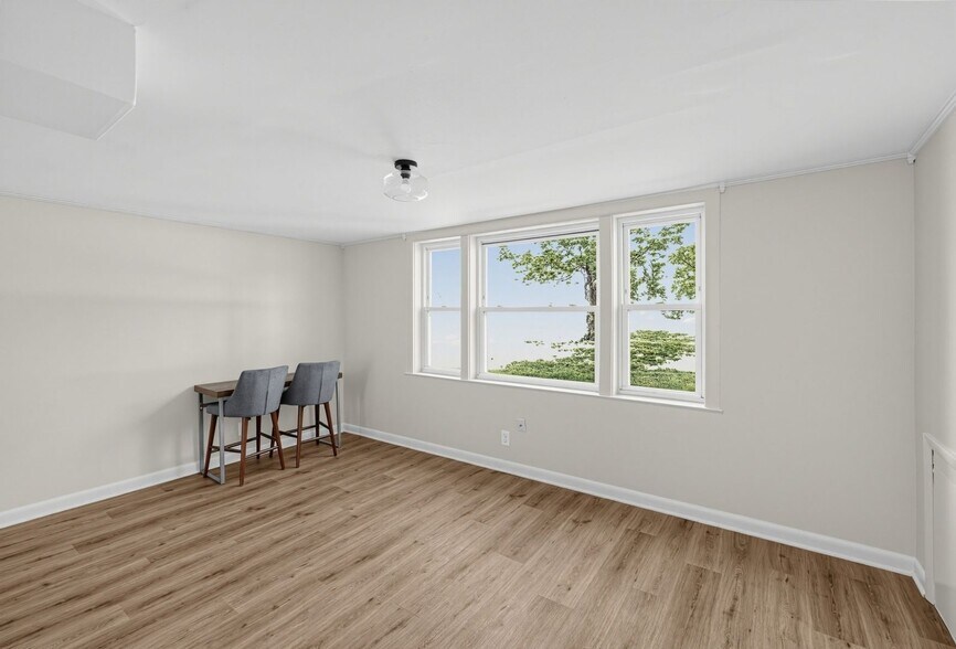 Building Photo - 2695 Barclay Dr