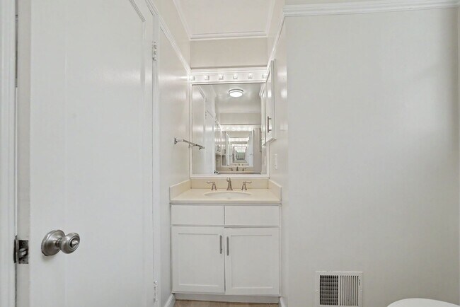 Building Photo - RENOVATED 3BR w/ Dining Room. VIEWS! Parking Avail., FREE Laundry!