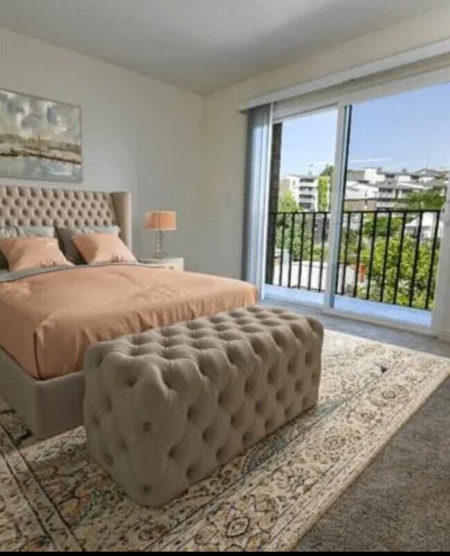 Building Photo - 245 N Vine St