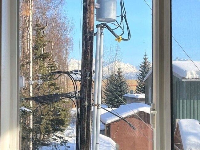 Building Photo - RARE FIND! Spacious and bright three bedro...