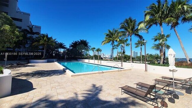 Building Photo - 1000 Venetian Way