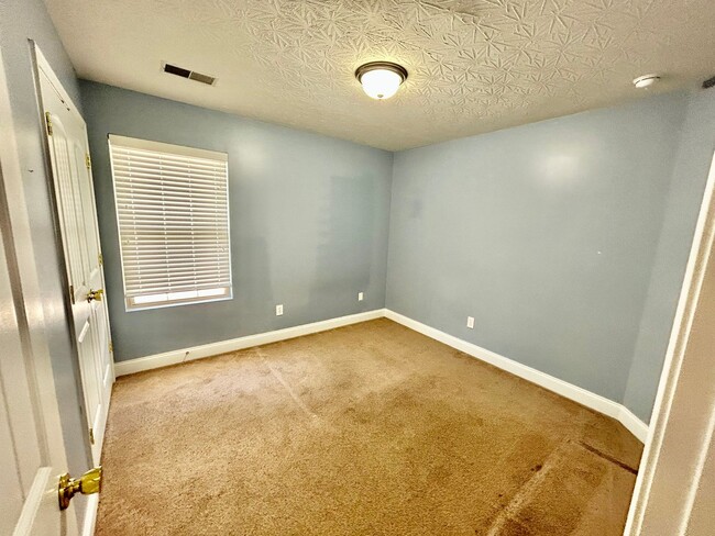 Building Photo - Large 4 Bed, 2.5 bath in Lexington!