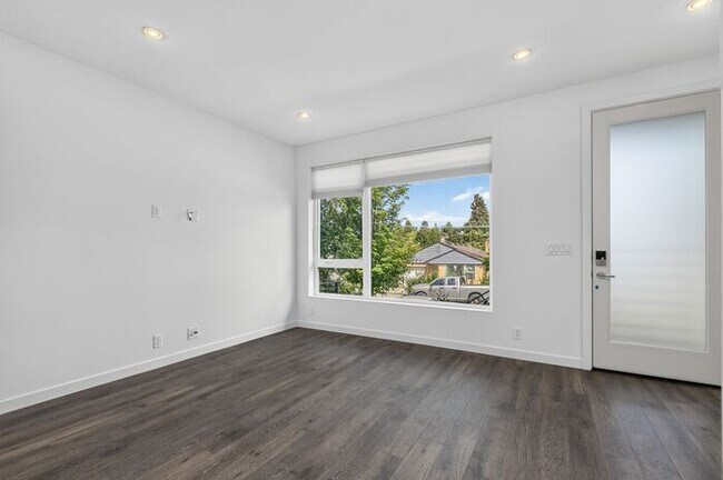 Building Photo - ULTRA-MODERN Air Conditioned Townhome in Beacon Hill (1st Month Free)