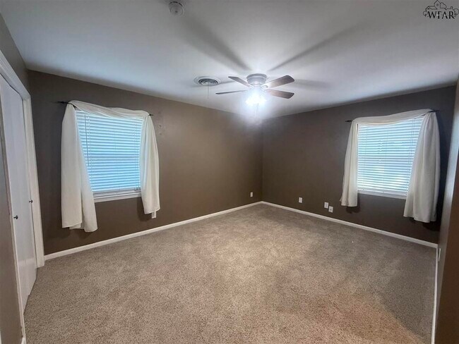 Building Photo - 2824 Barrywood Dr