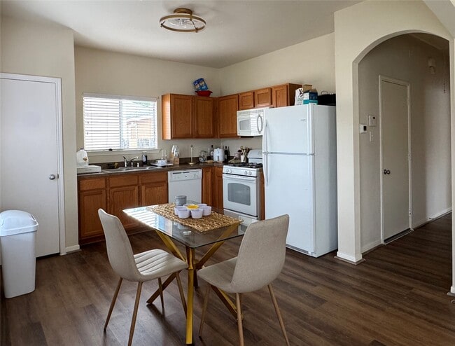 Building Photo - 4030 Mossy Pl Ln