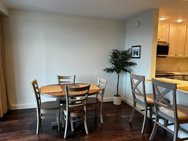 Building Photo - Beautiful Fifteenth floor Furnished one Bedroom with Views