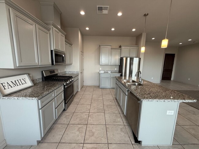 Building Photo - 4 Bedroom in Villa Chaparral!