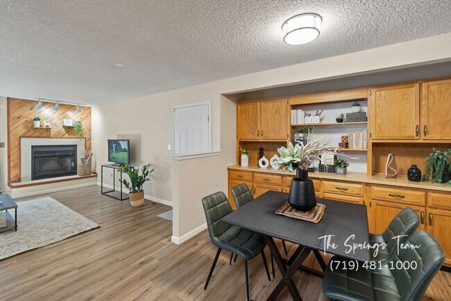 Building Photo - REMODELED SINGLE-LEVEL 2BD TOWNHOME w/ A/C