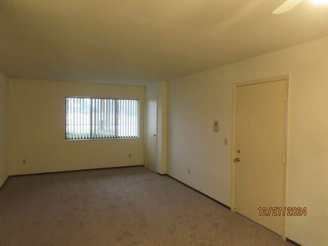 Building Photo - Available May 2026 Germantown -Two Bedroom lower includes off street parking