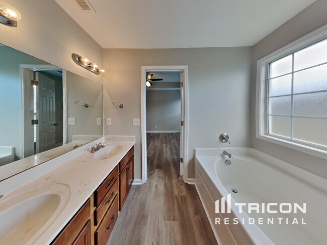 Building Photo - 3508 Oak Creek Dr