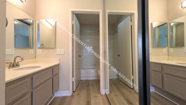 Building Photo - Highly Updated 2-Bedroom Condo in Prime Mi...
