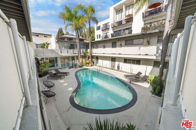 Building Photo - 1145 Larrabee St