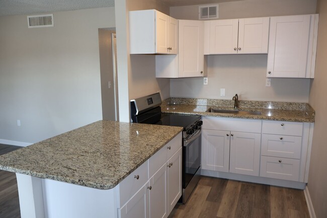 Building Photo - 2/1.5 condo in St Pete - remodeled and upd...