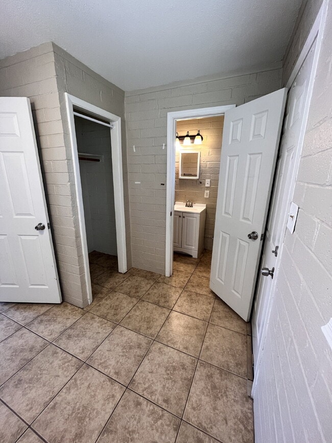 Building Photo - Move In Ready - This cozy home has all til...