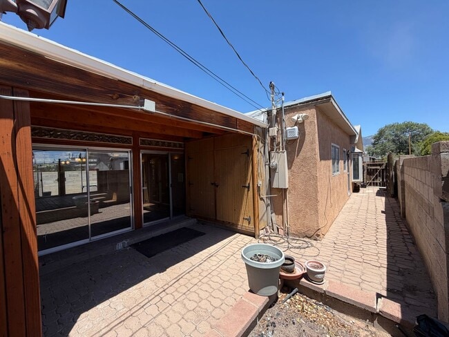 Building Photo - 2,800Sq Foot, 5 Bedroom Single Story Home Available Near Eubank Blvd NE & Copper Ave NE!