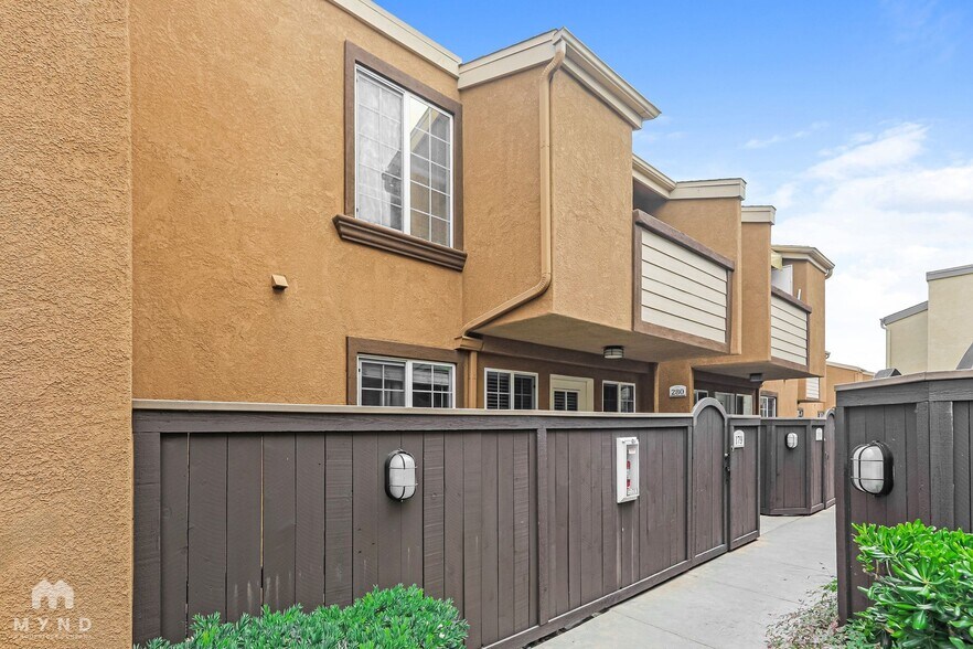Building Photo - 5252 Balboa Arms Dr
