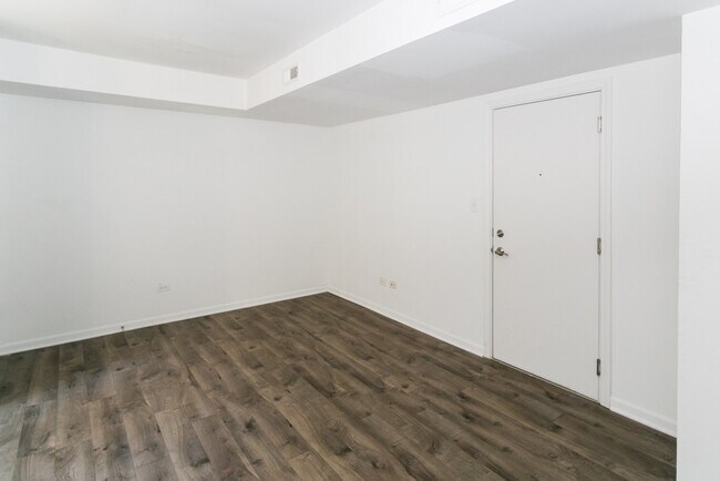 Building Photo - 925 W Carmen Ave