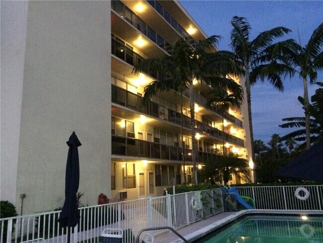 Building Photo - 101 N Birch Rd