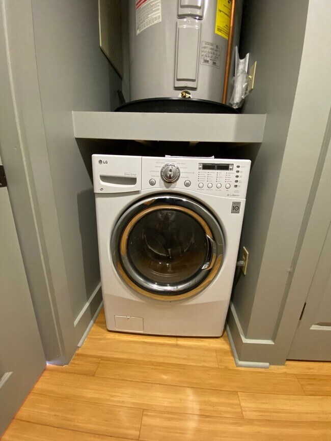 Building Photo - Downtown - Modern Condo minutes from the c...