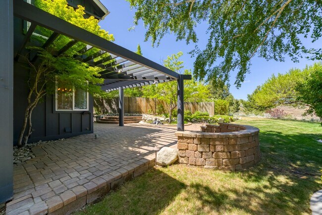 Building Photo - Interior Style you want, in the School zones you want, Plus Panoramic Views!