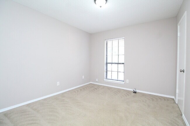 Building Photo - Updated 3/2 Brick Home in Northeast Pensac...