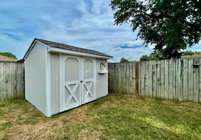 Building Photo - A Ranch Home In Great Neck!  Ready NOW!  P...