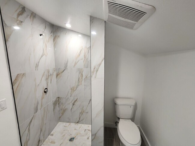 Building Photo - Beatiful Newer 1 Bed, 1 Bath ADU