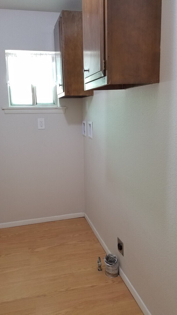 Building Photo - 3 bedroom 1 and 3/4 bathroom