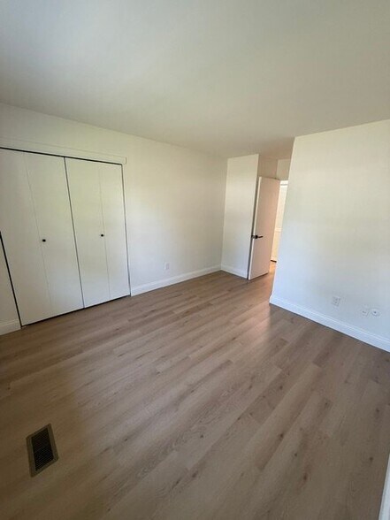 Building Photo - 853 Peach Hill Dr