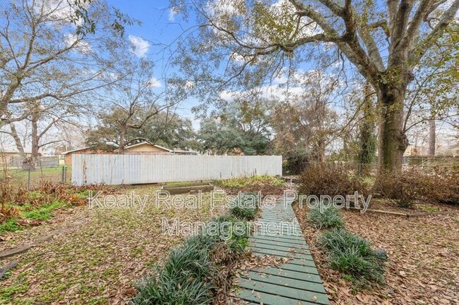 Building Photo - 137 Amber St