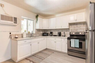 Building Photo - 2 bedroom in Dania Beach FL 33004