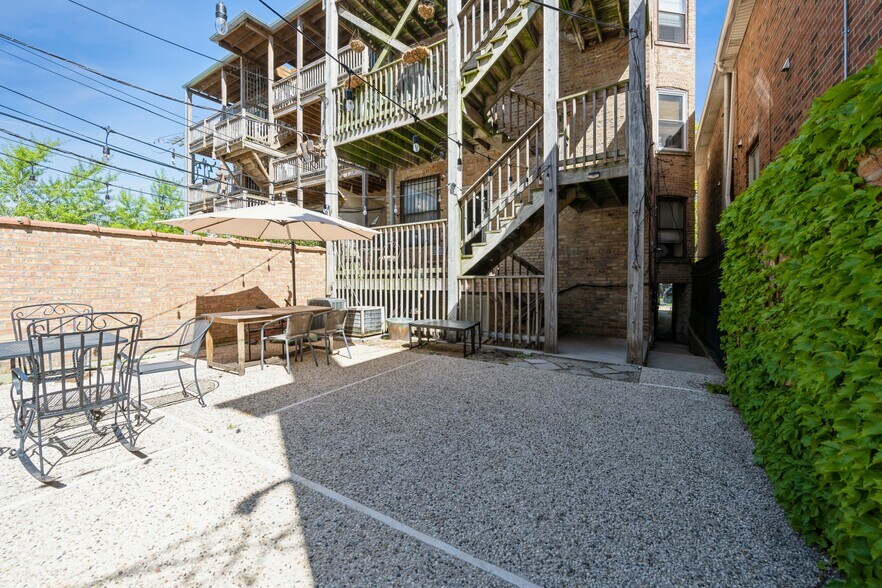 Building Photo - 845 W Leland Ave
