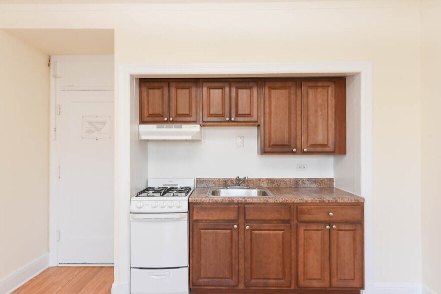 Building Photo - 3335 W Diversey Ave