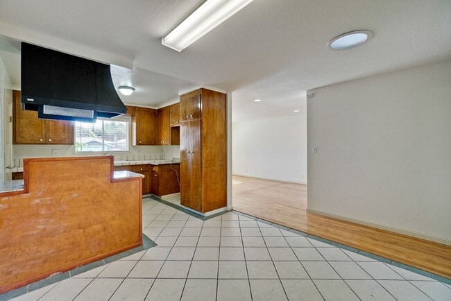 Building Photo - 1109 White Cliff Dr