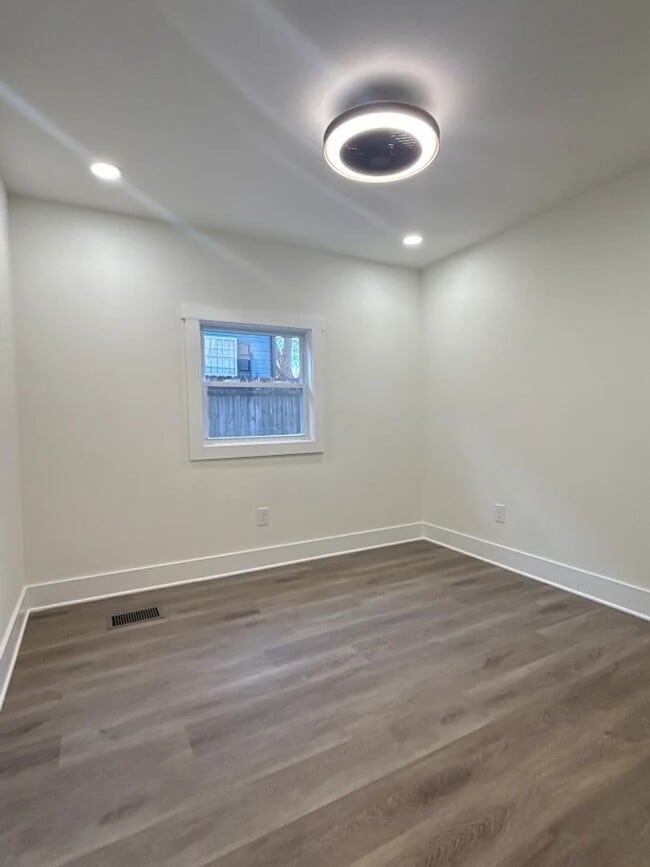 Building Photo - Modern 5BR/2.5BA Home with Spacious Layout