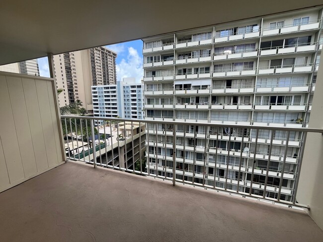 Building Photo - 1521-BK