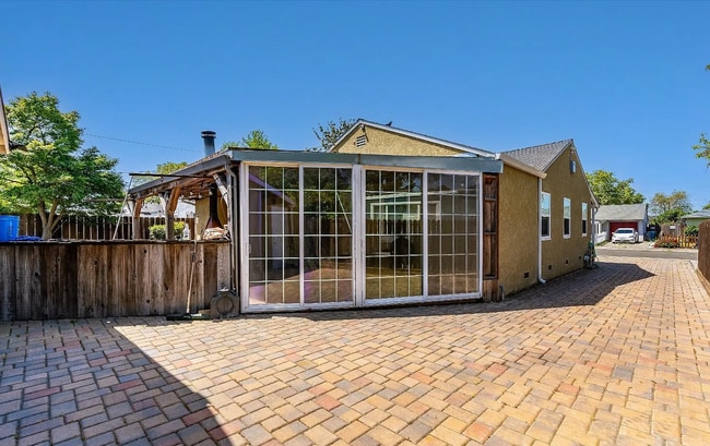 Building Photo - 1034 Caldwell Ave