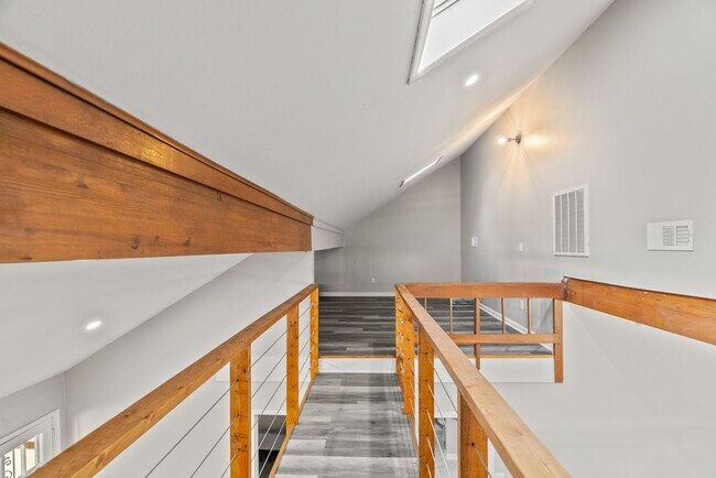 Building Photo - 2 or 3 Bedroom Renovated Mid-Town Charmer