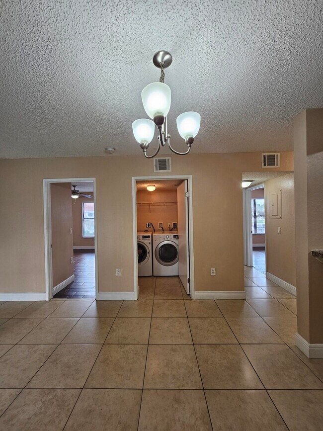 Building Photo - 1543 Lake Crystal Dr