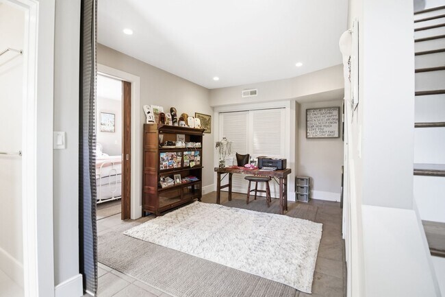 Building Photo - 28-B Charlotte Street- Amazing One Bedroom/Two Bathroom Freestanding Home