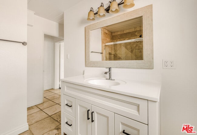 Building Photo - 5754 Fallbrook Ave