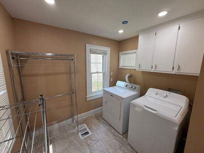 Building Photo - Beautiful 3 Bed, 2 Bath Single Family Colonial for Rent in New Britain!