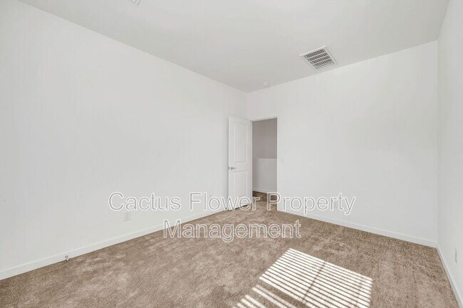 Building Photo - 9850 E Tamery Ave