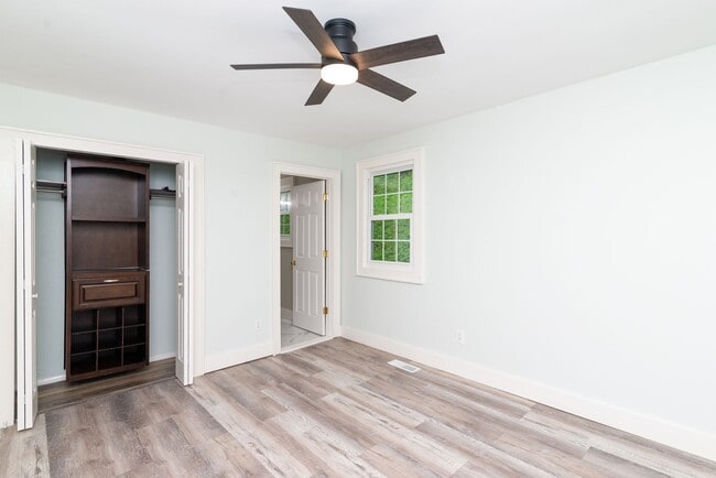 Building Photo - 3 Bedroom 2 Bath beautiful newly remodeled...